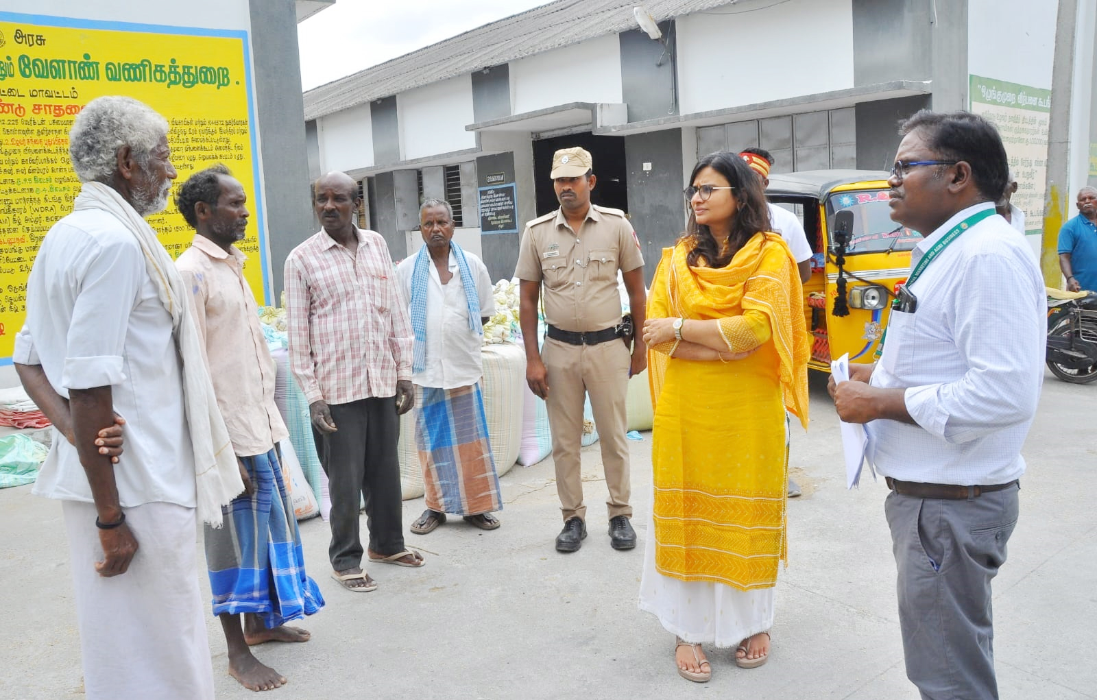 அம்மூர் ஒழுங்குமுறை விற்பனை கூடத்தில் ஆட்சியர் ந.ப்ரியா ஆய்வு