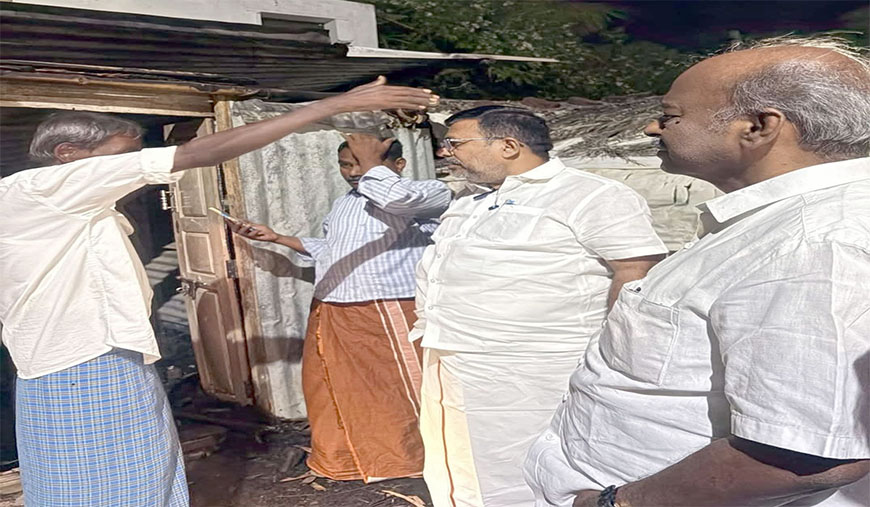 பாலசமுத்திரத்தில் தீ விபத்தால் பாதிக்கப்பட்ட குடும்பத்தினருக்கு ஆர்.சச்சிதானந்தம் எம்.பி. ஆறுதல்