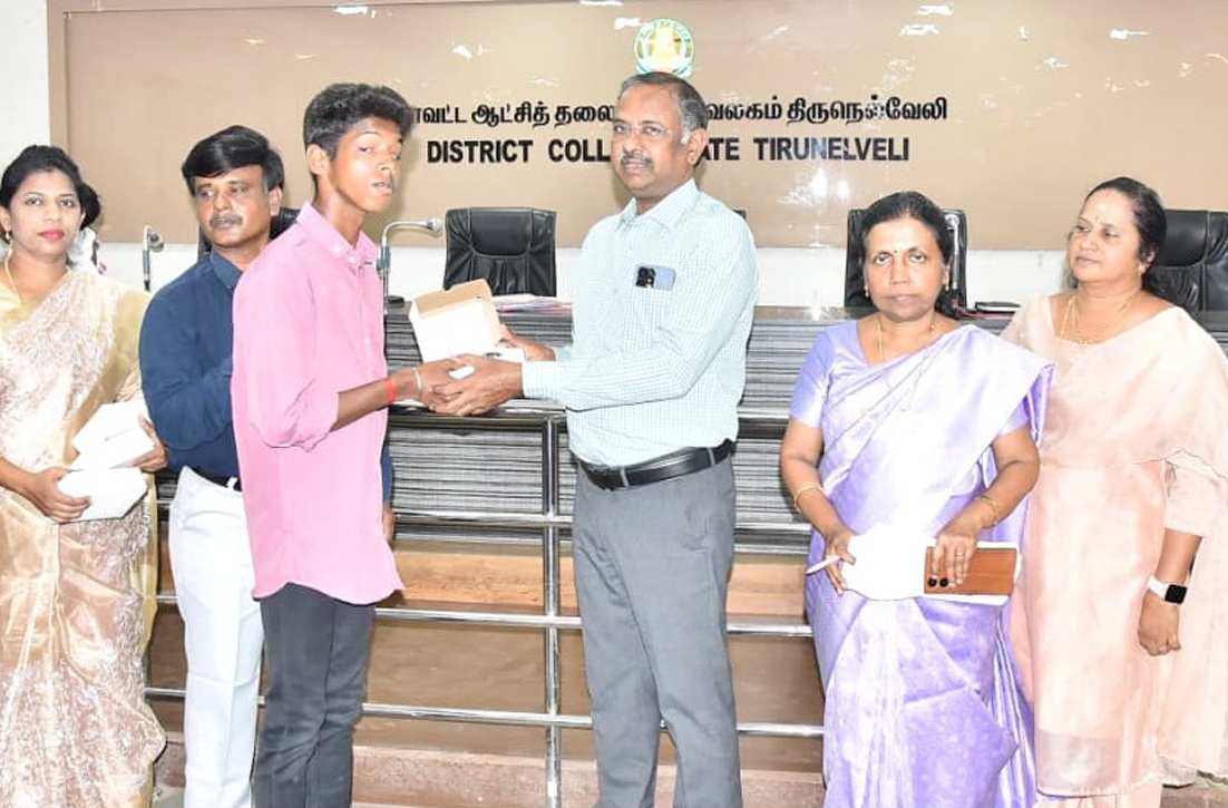 திருநெல்வேலி மாவட்ட ஆட்சியர் அலுவலக கூட்டரங்கில்