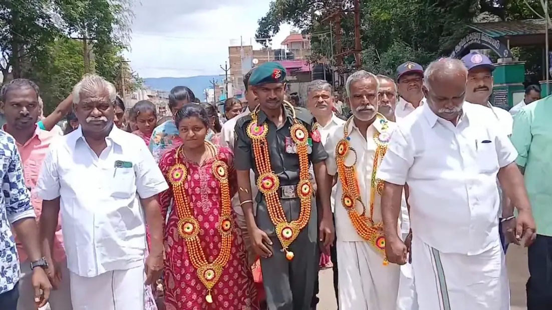 ராணுவத்தின் உயரிய கீர்த்தி சக்ரா விருது பெற்ற கம்பம் ராணுவ வீரருக்கு சொந்த ஊரில் பொதுமக்கள் உற்சாக வரவேற்பு