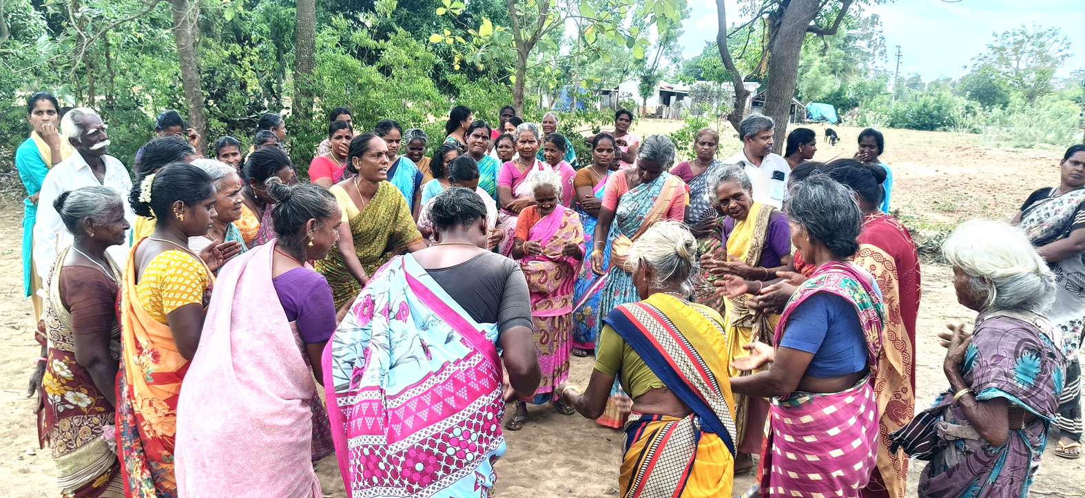 மூடிய டாஸ்மாக் கடையை மீண்டும் திறக்க முயற்சி: பொதுமக்கள் நூதனப் போராட்டம்