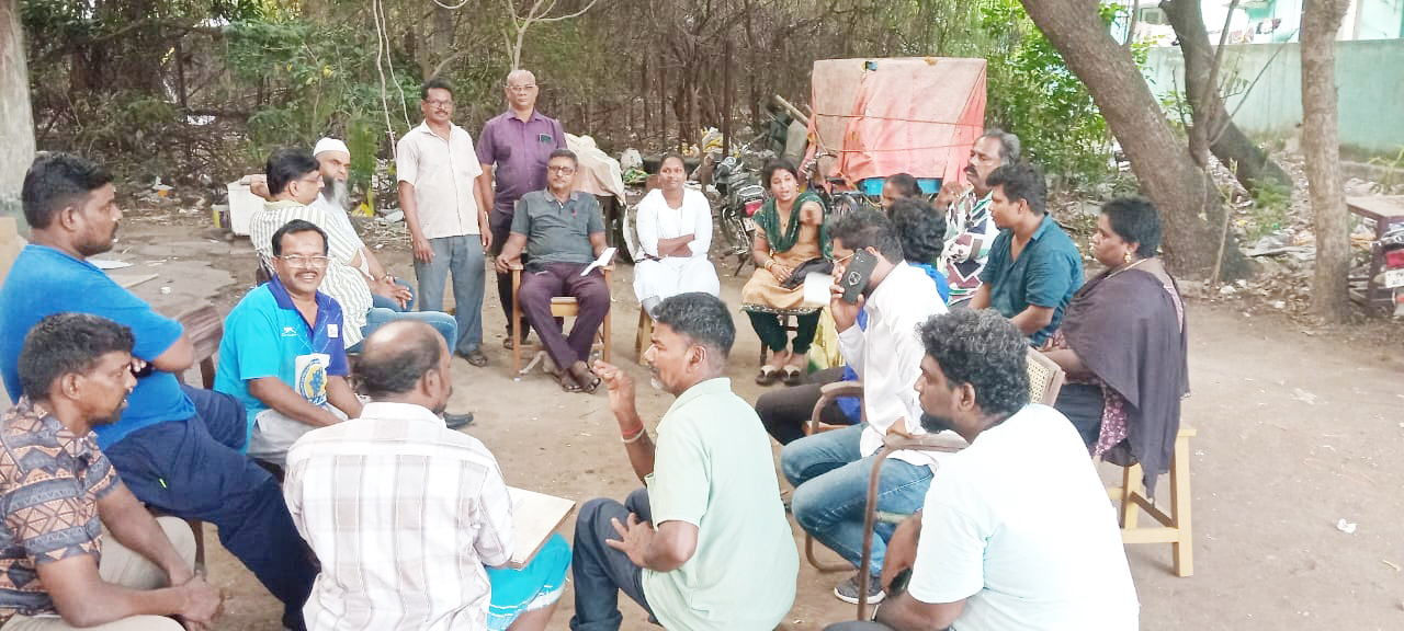 சாலையோர வியாபாரிகளுக்கு எளிய முறையில் வங்கிக் கடன் வழங்க வேண்டும்