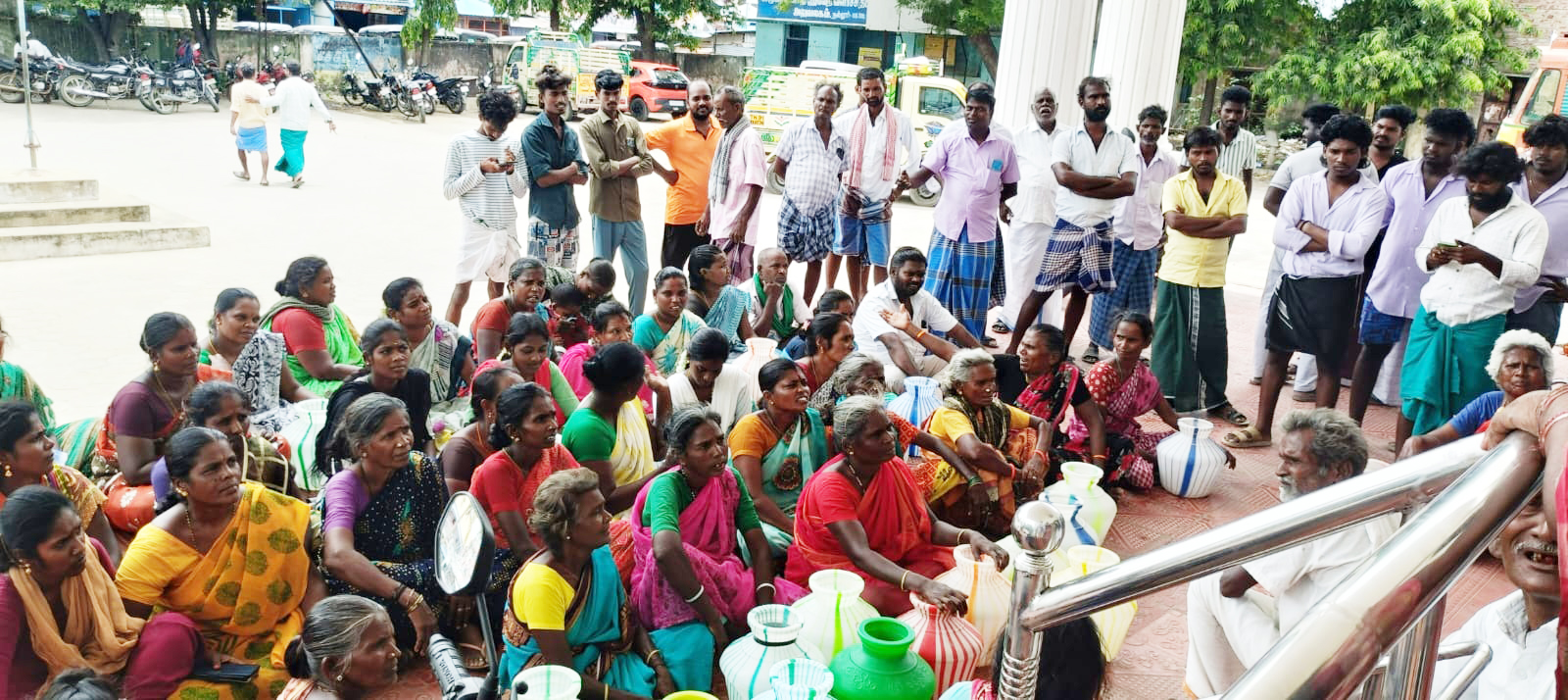 குடிநீர் தட்டுப்பாட்டைப் போக்கக் கோரி காலி குடங்களுடன் தர்ணா