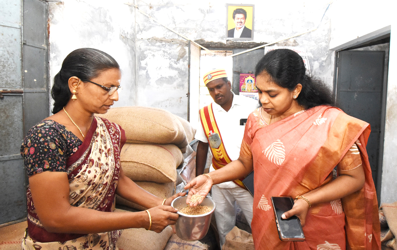 ரேசன் கடை உணவுப் பொருட்களை தஞ்சை ஆட்சியர் திடீர் ஆய்வு