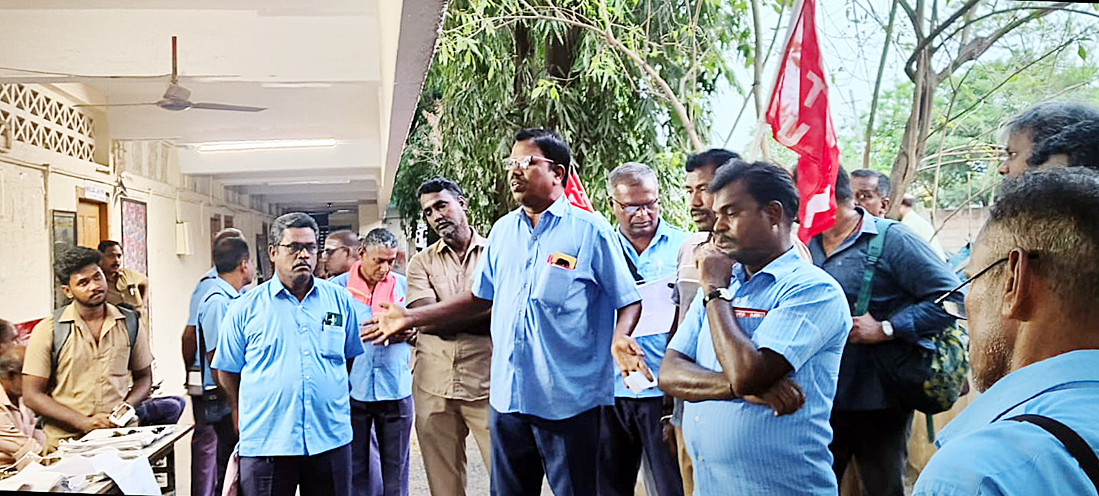 விடுப்பு மறுத்து சம்பள பிடித்தம் போக்குவரத்து தொழிலாளர்கள் பணிமனைகளில் ஆர்ப்பாட்டம்