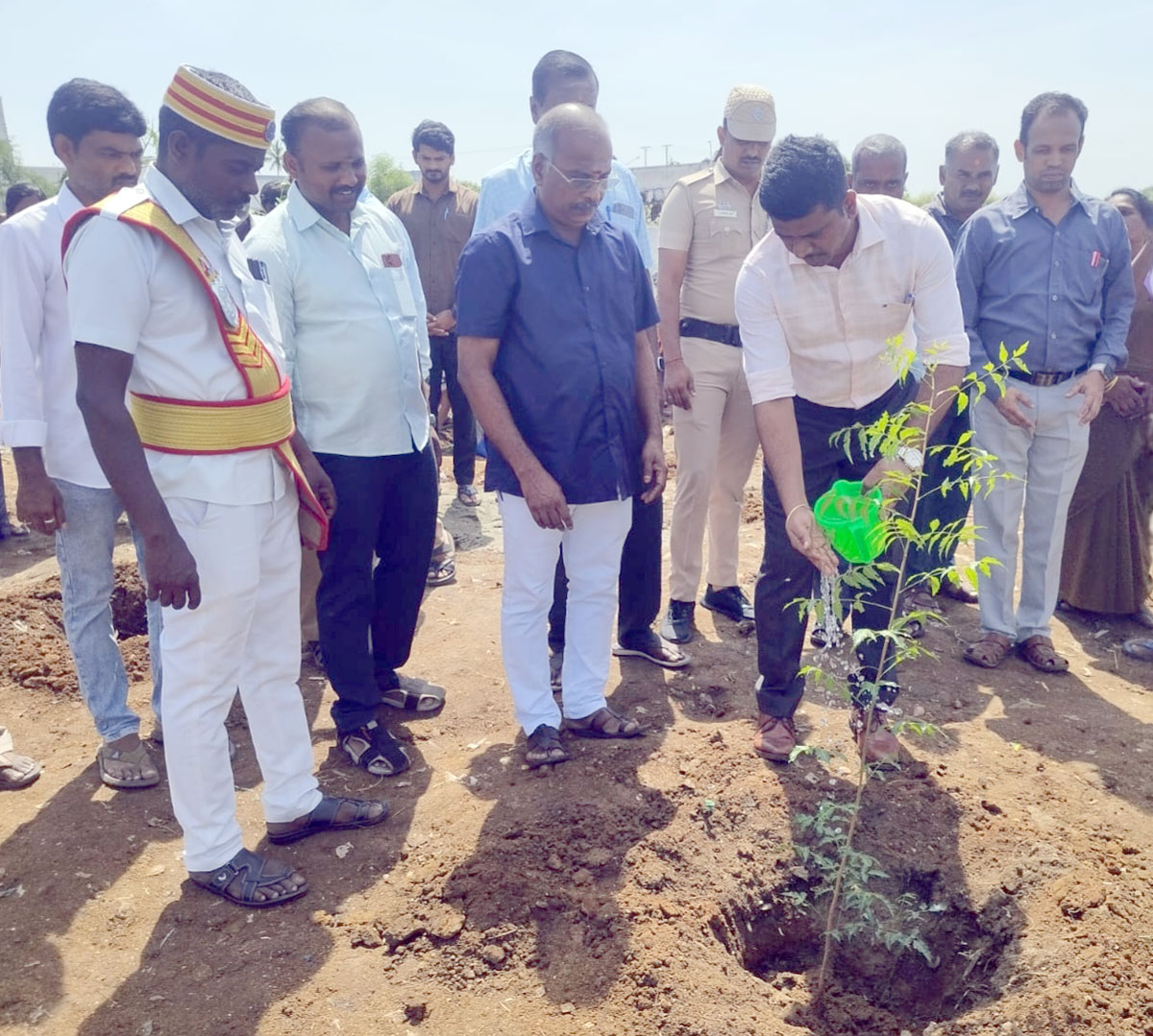 தூய்மை இந்தியா திட்டத்தின் கீழ் மரக்கன்று நடும் விழா