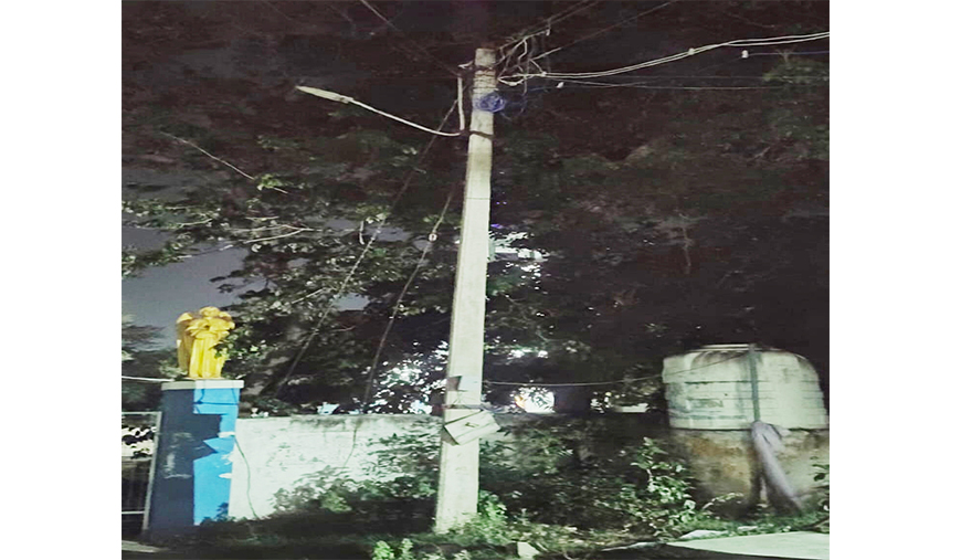 மாதா கோயில் அருகே எரியாத தெருவிளக்கு ஊராட்சி நிர்வாகத்தின் அலட்சியத்தால் மக்கள் அவதி