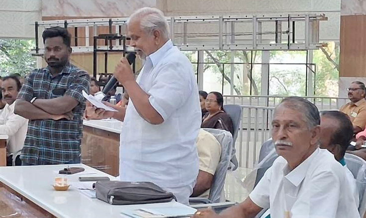 ஒழுங்குமுறை விற்பனைக் கூடங்களில் வியாபாரிகள், அதிகாரிகள் இணைந்து செயல்படுகிறார்கள்