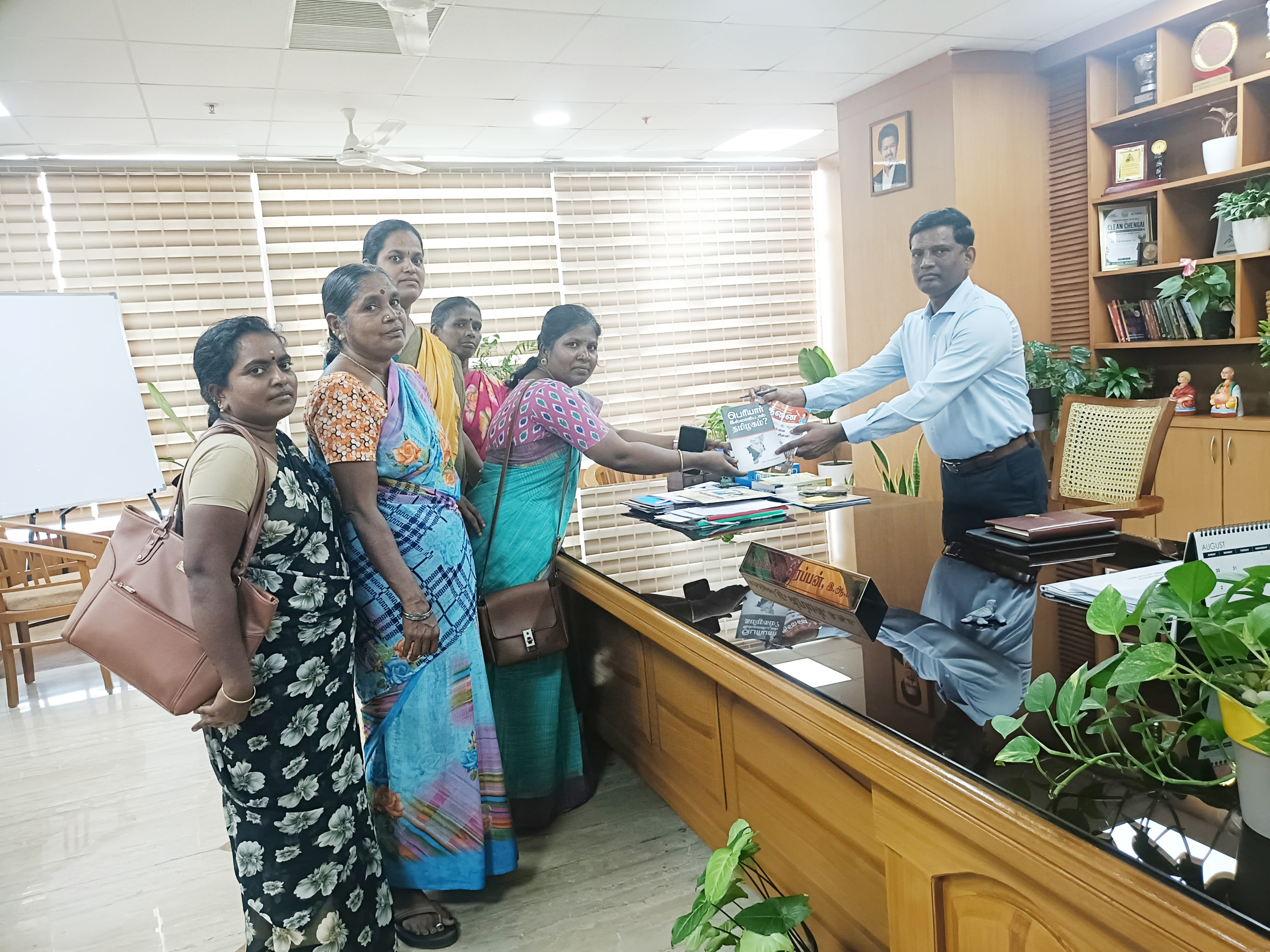 கள்ளபிரான்புரம் பேருந்து நிறுத்தத்தில் பேருந்துகள் நின்று செல்ல மாதர் சங்கம் ஆட்சியரிடம் மனு