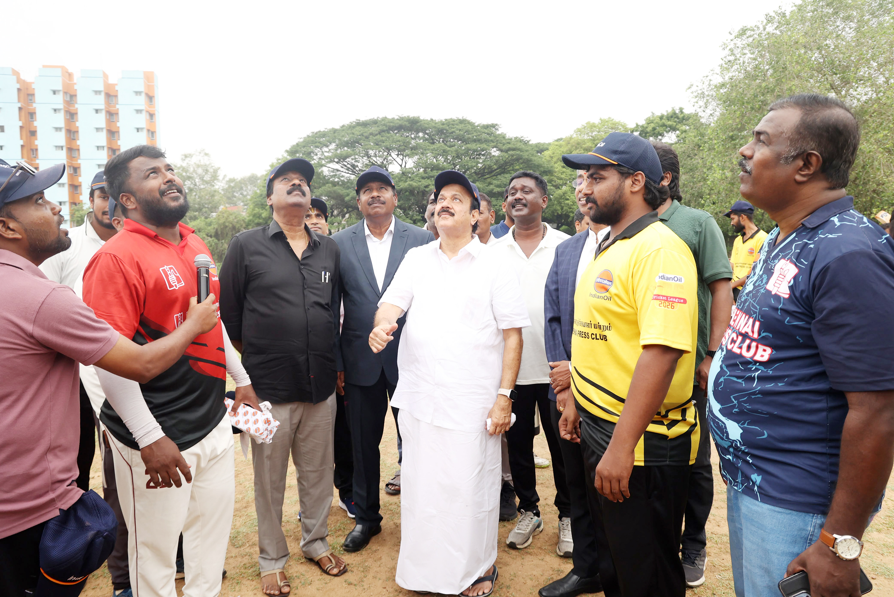 கிரிக்கெட் போட்டியை சட்டப்பேரவை தலைவர் தொடங்கி வைத்தார்
