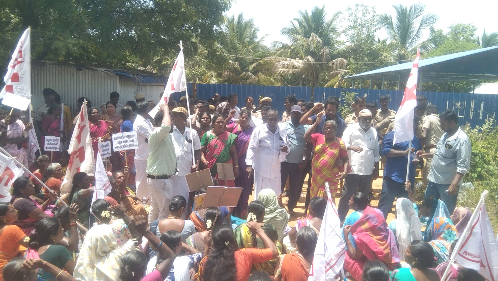 சிவகங்கை அருகே டாஸ்மாக் கடையை எதிர்த்து டி. லதா எம்எல்ஏ தலைமையில் போராட்டம்!
