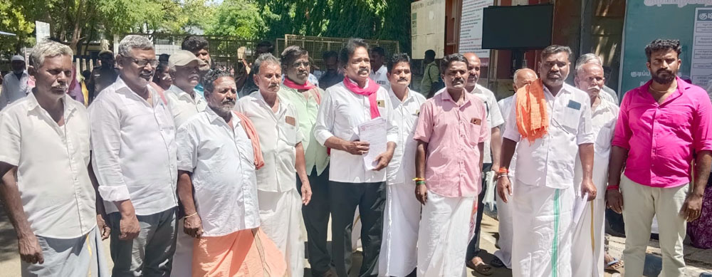 கால்வாயில் தனியார் மின் கம்பங்களால் மராமத்து பணி செய்வதில் சிரமம்