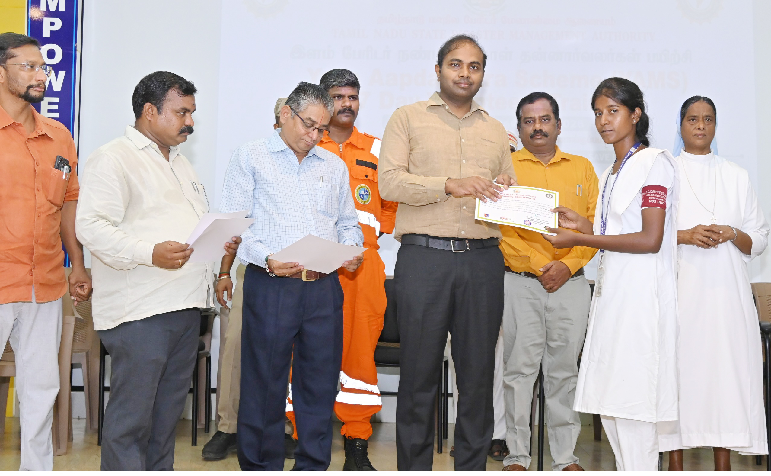 பேரிடர் மீட்பு பயிற்சி பெற்ற மாணவர்கள், தன்னார்வலர்களுக்கு சான்றிதழ்