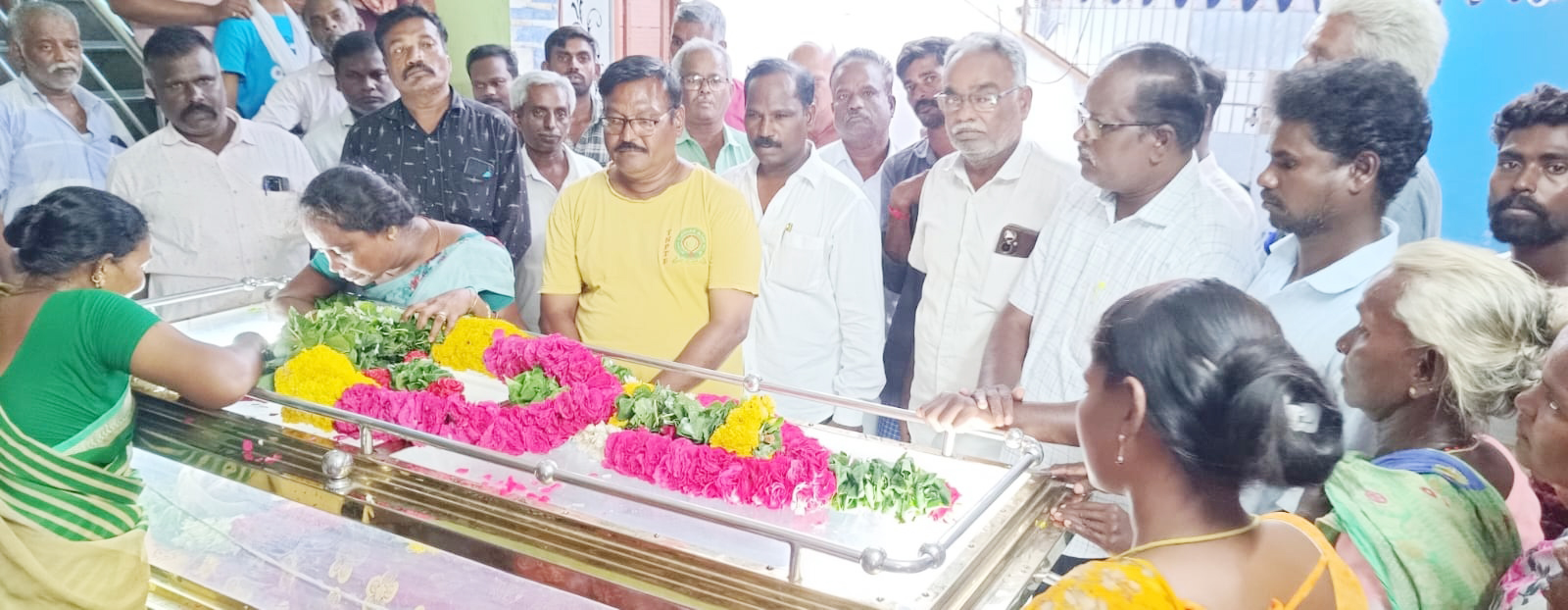 காலமானார்