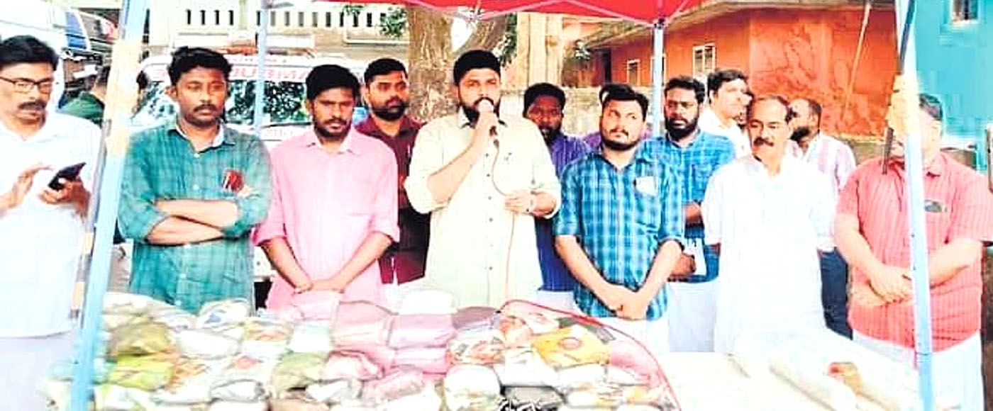 கேரளத்தில் அரசுத் தடையை மீறி தொடரும் ‘ஹிருதயபூர்வம்’ பல்லாயிரம் பேருக்கு உணவு வழங்கும் டிஒய்எப்ஐ