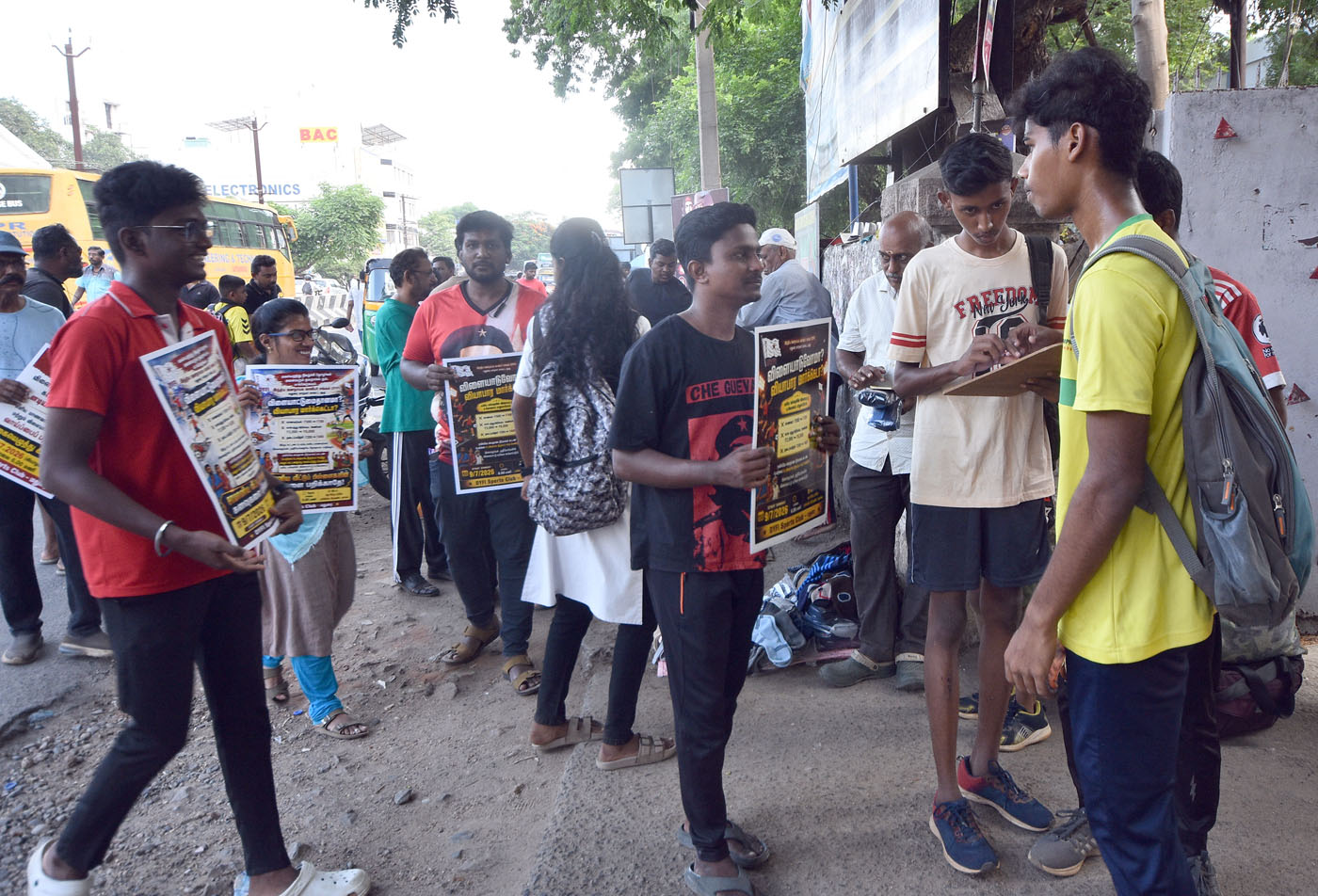 அரசரடி ரயில்வே மைதான கட்டண உயர்வை திரும்பப் பெற்றிடுக! வாலிபர் சங்கத்தினர் கையெழுத்து இயக்கம்