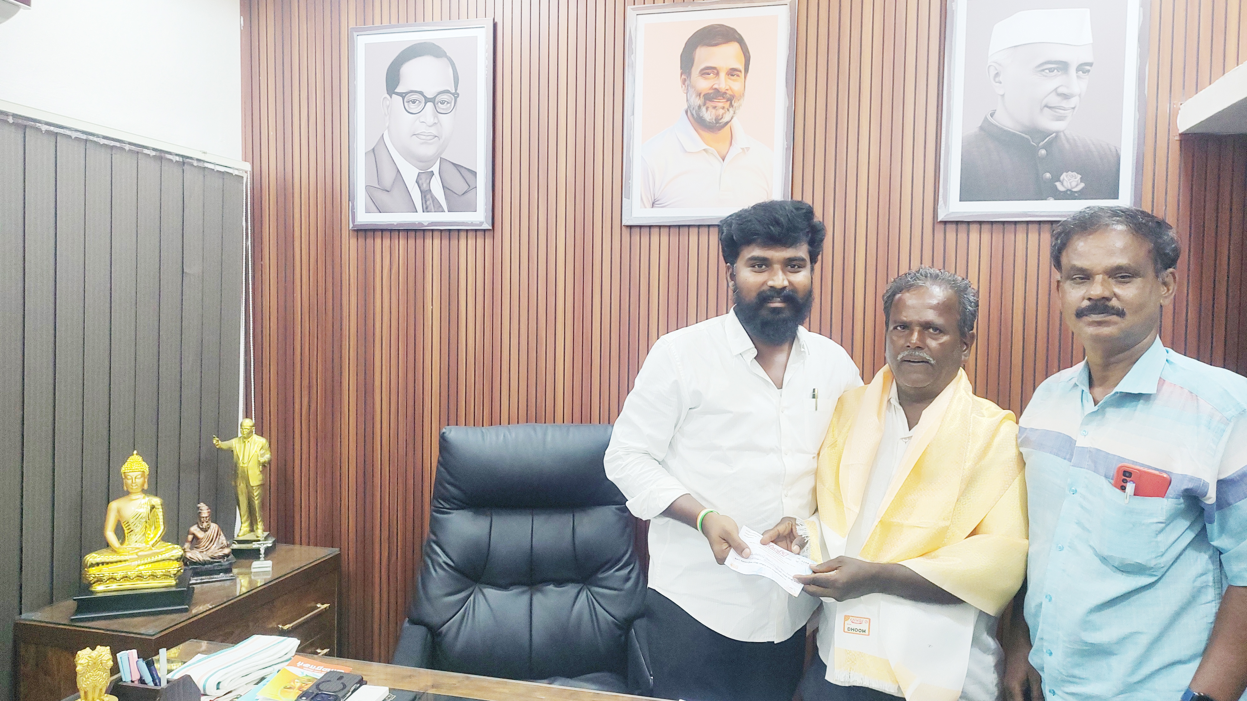தீக்கதிர் நாளிதழுக்கு ஆண்டு சந்தா  காங்கிரஸ் மாவட்ட தலைவர் வழங்கினார்