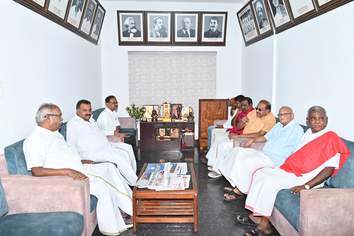 சிபிஎம் மாநிலச் செயலாளர் பெ.சண்முகத்துடன் காங்கிரஸ் தலைவர் மாணிக்கம் தாகூர் சந்திப்பு