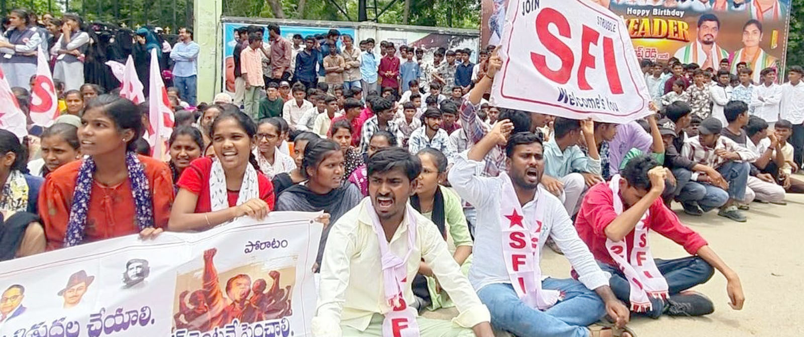 23,000 அரசுப் பள்ளிகள் மூடல்; தெலுங்கானாவில் எஸ்எப்ஐ போராட்டம்