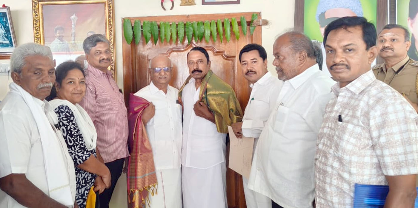 அமைச்சர்கள் செங்கோட்டையன், விஜய் பாலாஜி தீக்கதிர் சந்தா அளிப்பு!