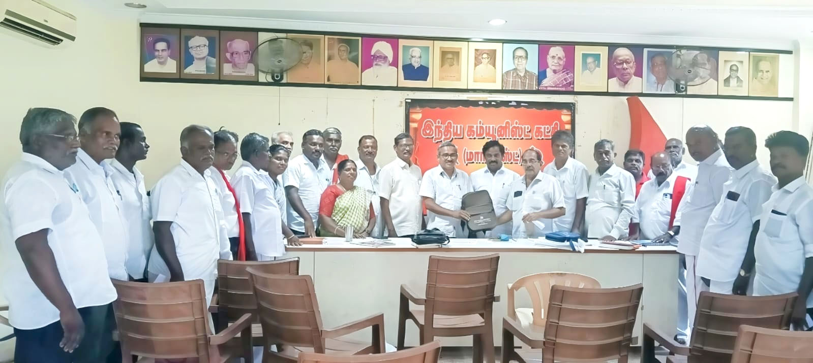 திருச்சி புறநகரில் தீக்கதிர் சந்தாக்கள் ஒப்படைப்பு