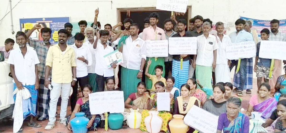 காலிக் குடங்களுடன் யூனியன் அலுவலகத்தை முற்றுகையிட்ட கிராம மக்கள்