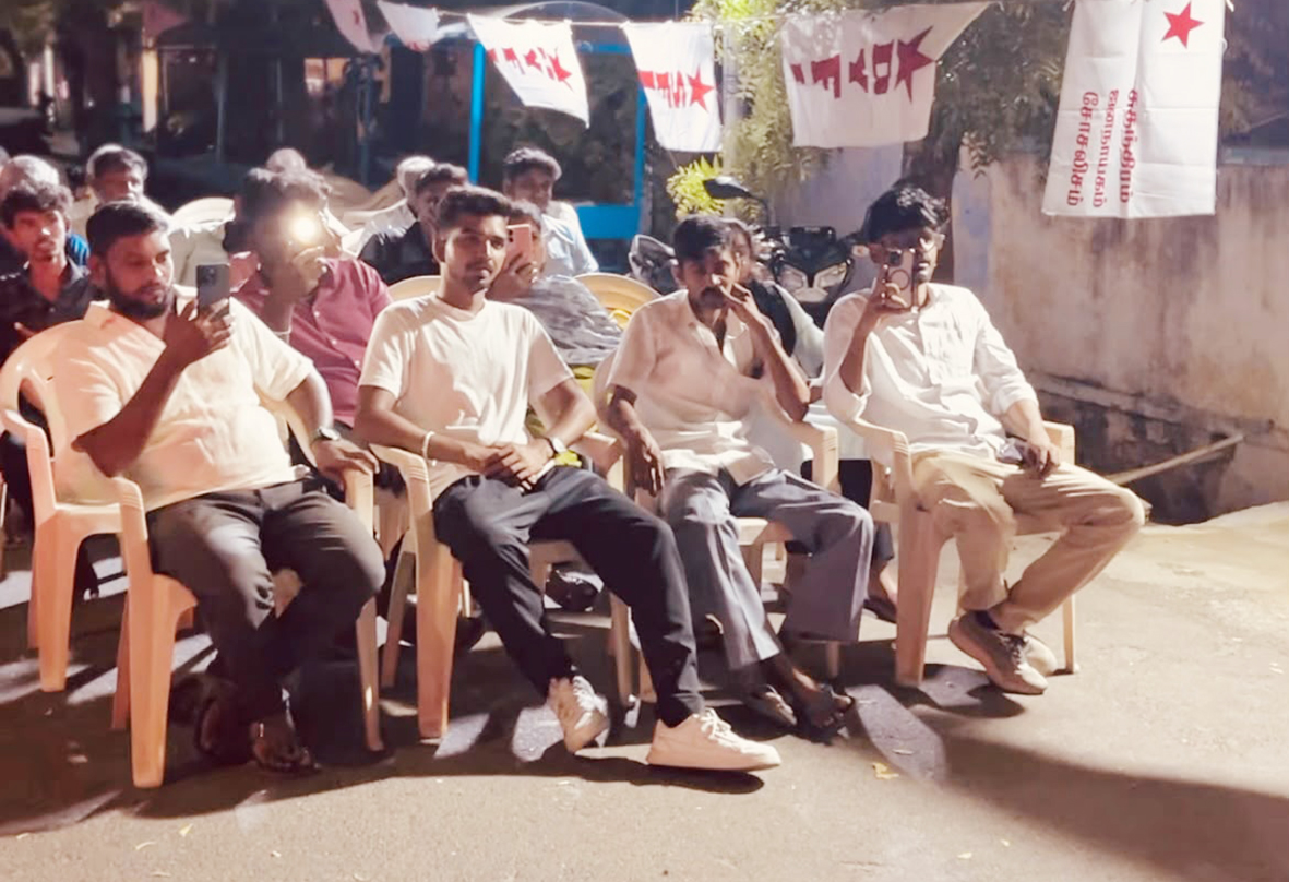மாணவர், வாலிபர்கள் வெற்றி கொண்டாட்டம்