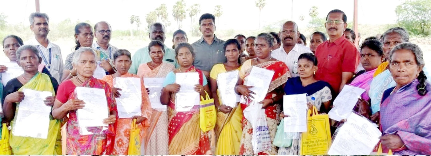 கே.புதூரில் 25 பயனாளிகளுக்கு இ-பட்டாக்கள் வழங்கிய மாவட்ட ஆட்சியர்