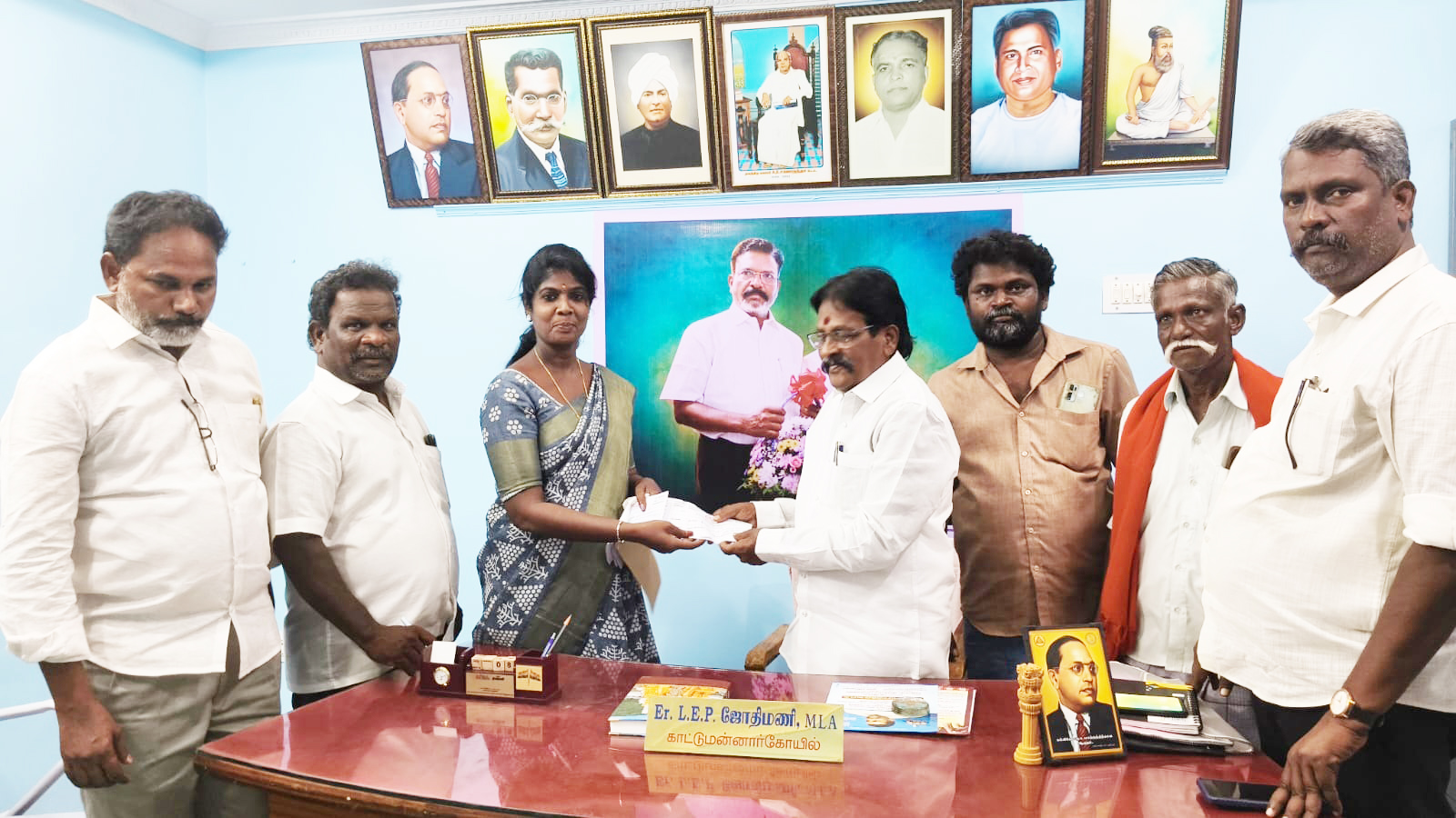 சட்டமன்ற உறுப்பினர்,விசிக நிர்வாகி தீக்கதிர் சந்தா வழங்கல்