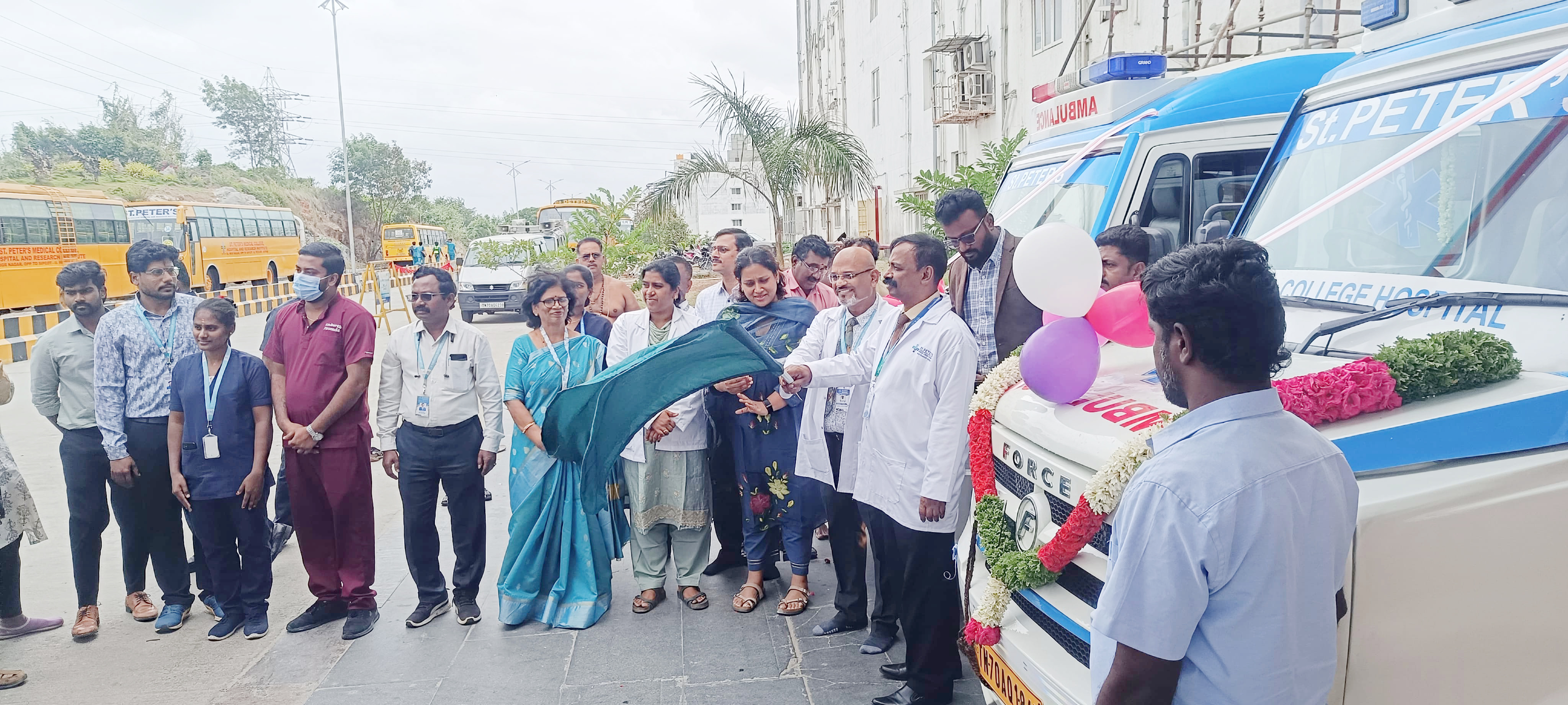 செயின்ட் பீட்டர்ஸ் மருத்துவமனையில் இலவச ஆம்புலன்ஸ் சேவை தொடக்கம்