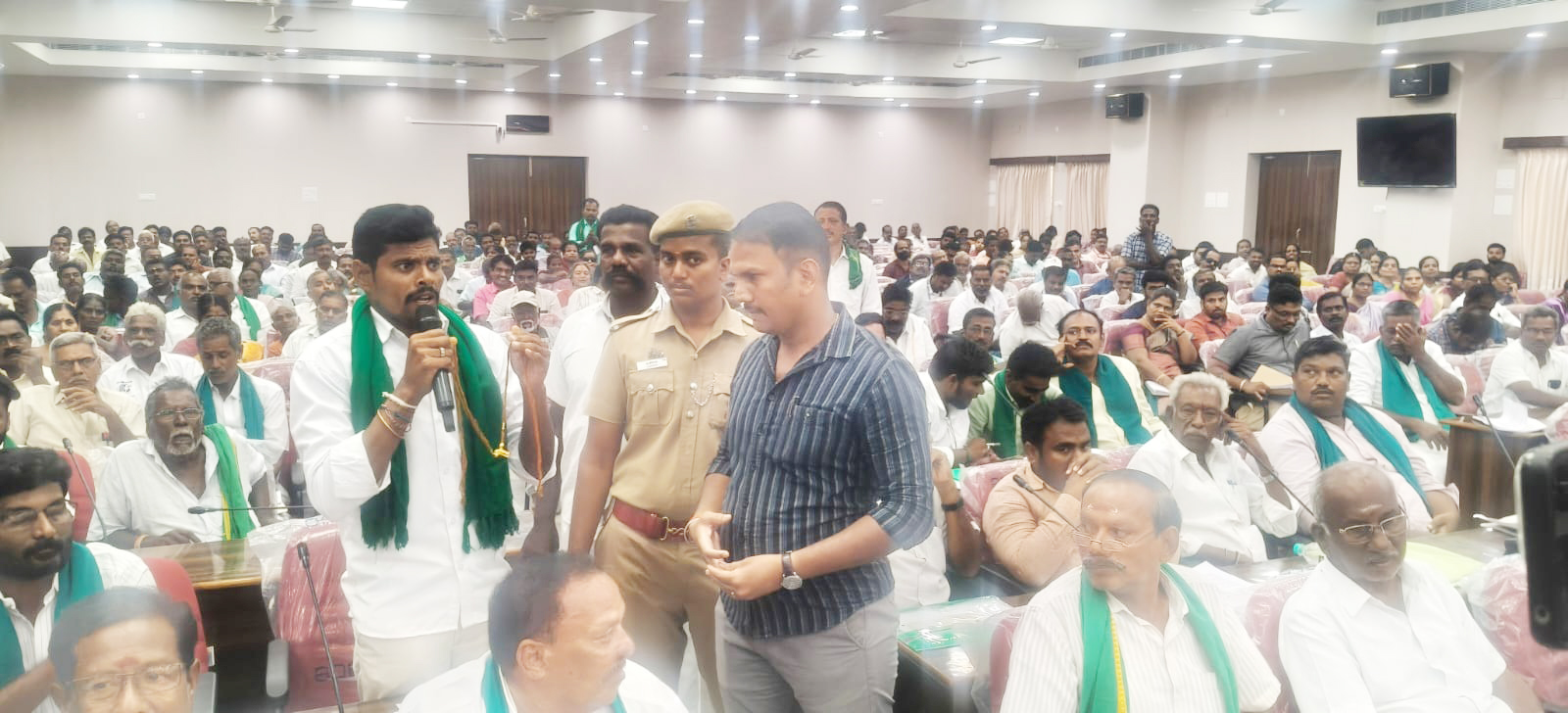 பயிர் கடன் ரத்து கோரி விவசாயிகள் தாலியைக் காட்டி போராட்டம்