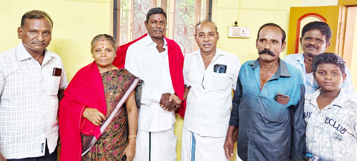 பணி ஓய்வு விழாவில் தீக்கதிர் சந்தா வழங்கல்