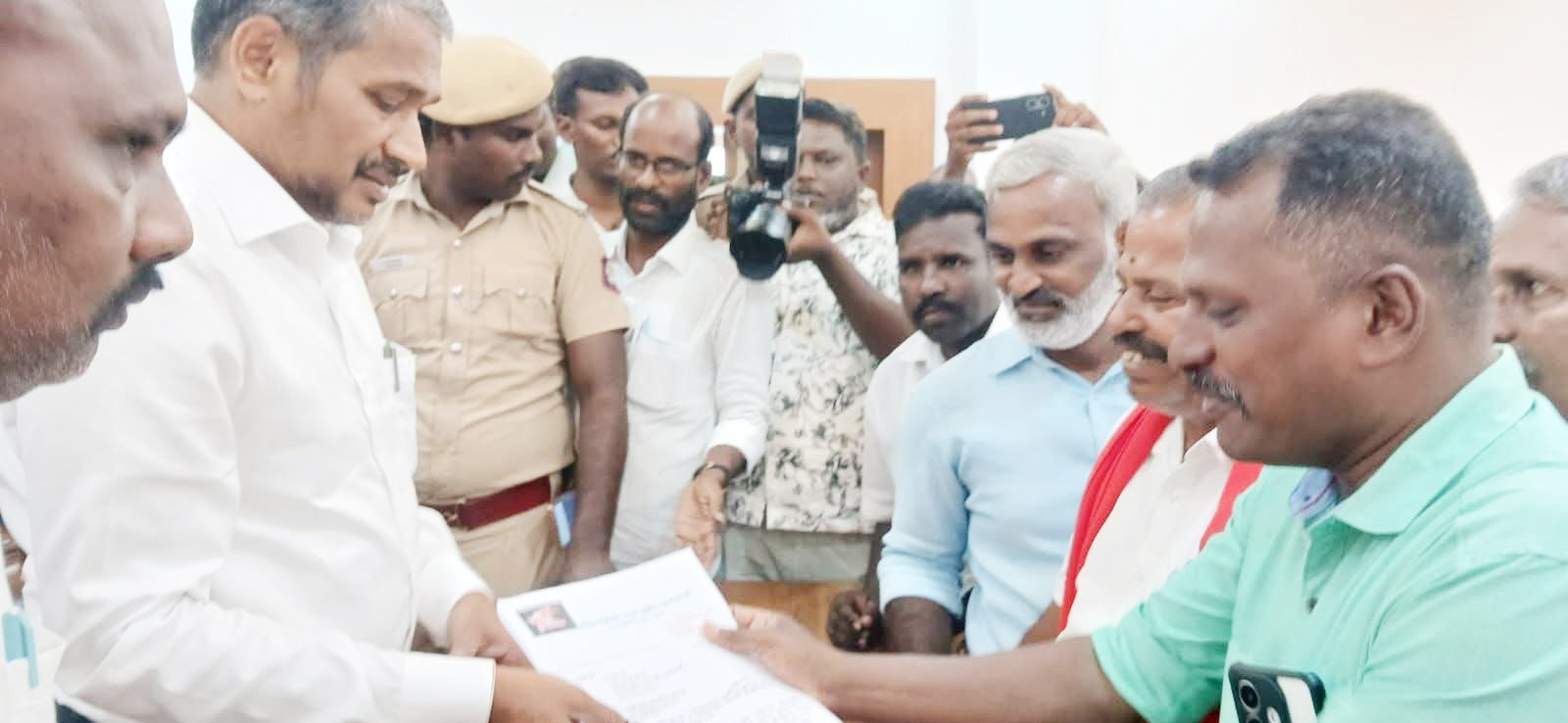 தீண்டாமை ஒழிப்பு முன்னணி அமைச்சரிடம் கோரிக்கை மனு