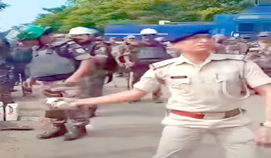 ஆர்எஸ்எஸ் - பாஜக குண்டர்கள் காவல்துறை உடையில் மாணவர்கள் மீது தாக்குதல்