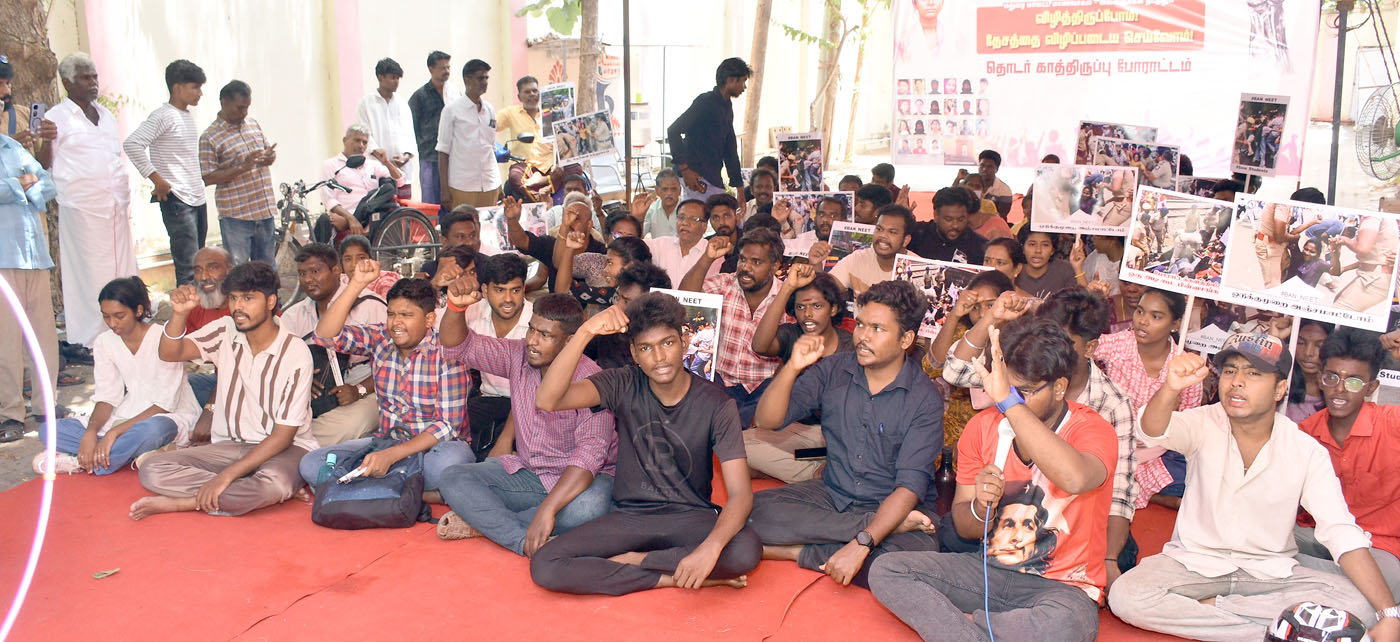 நீட் முறைகேட்டுக்கு எதிரான போராட்டம் வெற்றி! மதுரையில் மாணவர்கள் - வாலிபர்கள் இனிப்பு வழங்கிக் கொண்டாட்டம்