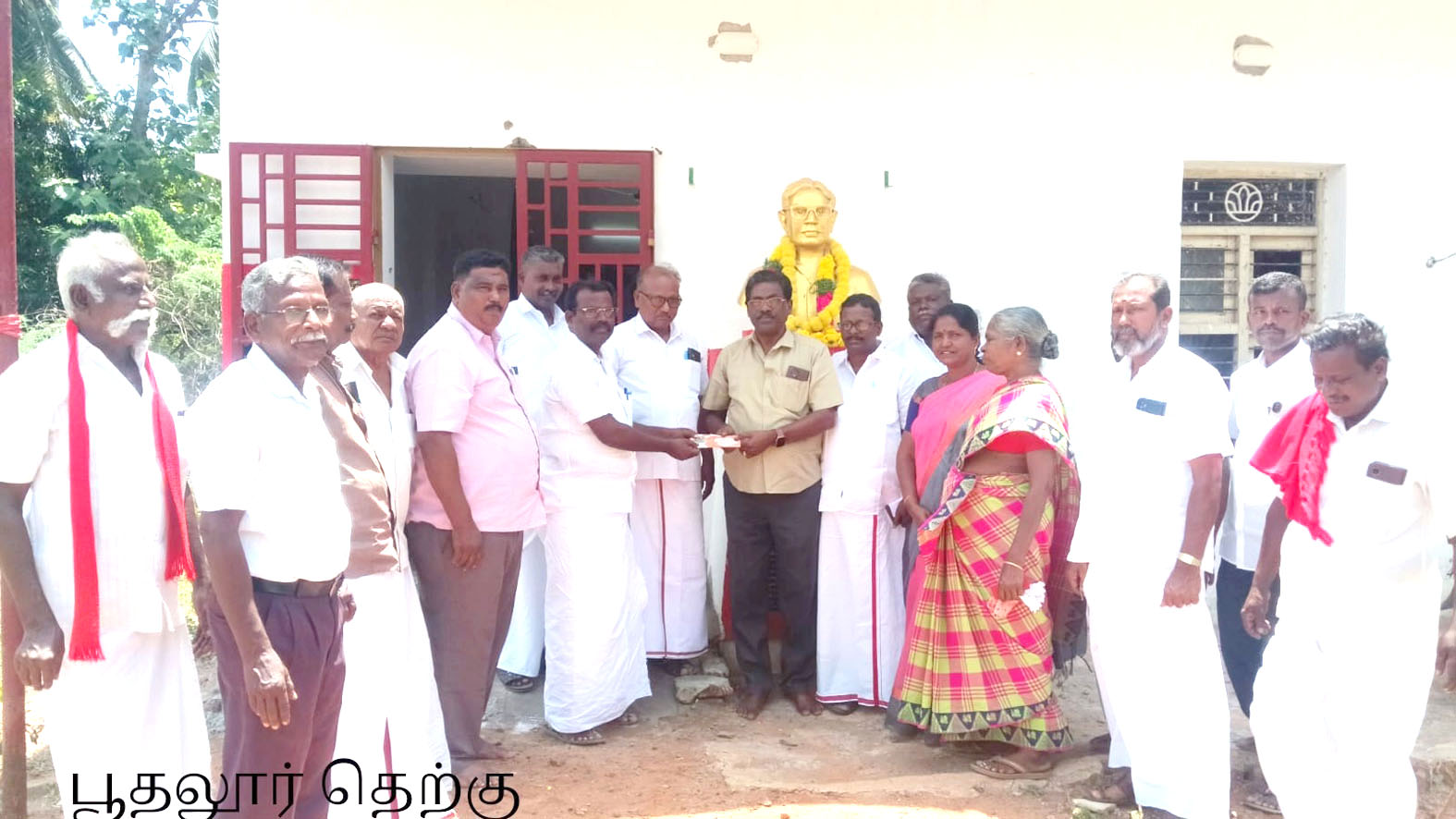 ஞ்சாவூர், விழுப்புரம் மாவட்டங்களில் தீக்கதிர் சந்தாக்கள் அளிப்பு