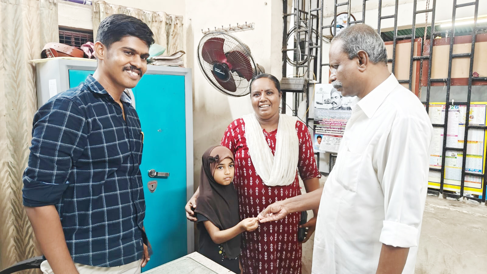 தங்க டாலரை ஒப்படைத்த சிறுமிக்கு பாராட்டு
