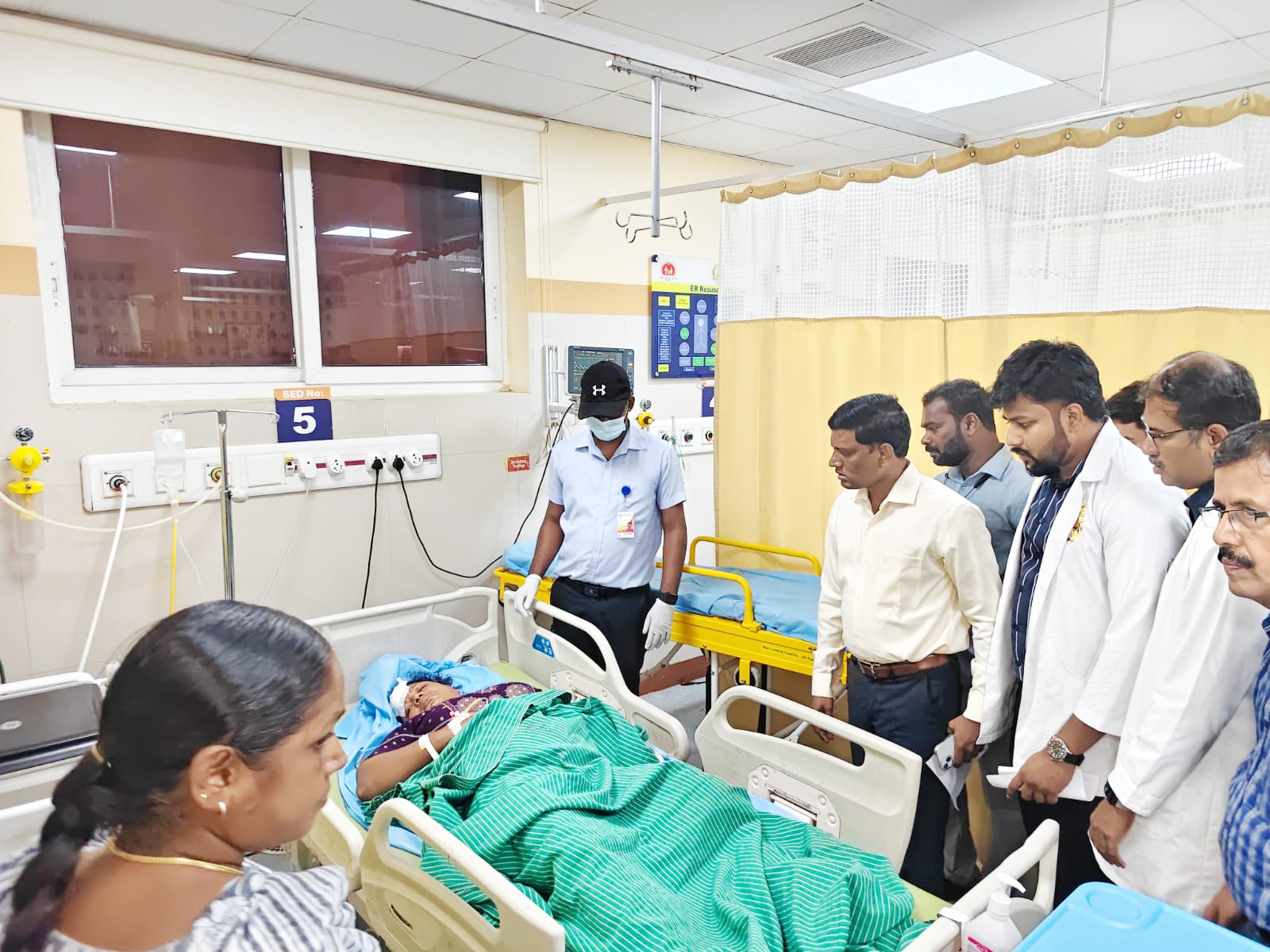 அரசு ஊழியர்கள் பேருந்து விபத்து:  13 பேர் காயம் ஆட்சியர் நேரில் ஆறுதல்