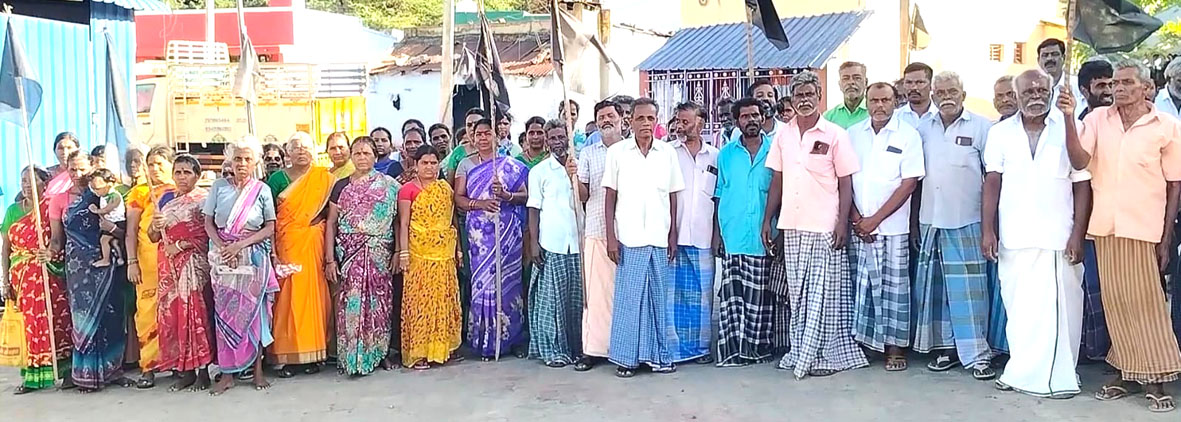 பட்டா வழங்கக்கோரி நரியூத்து மலை கிராம மக்கள் வீடுகளில் கருப்புக்கொடி கட்டி போராட்டம்