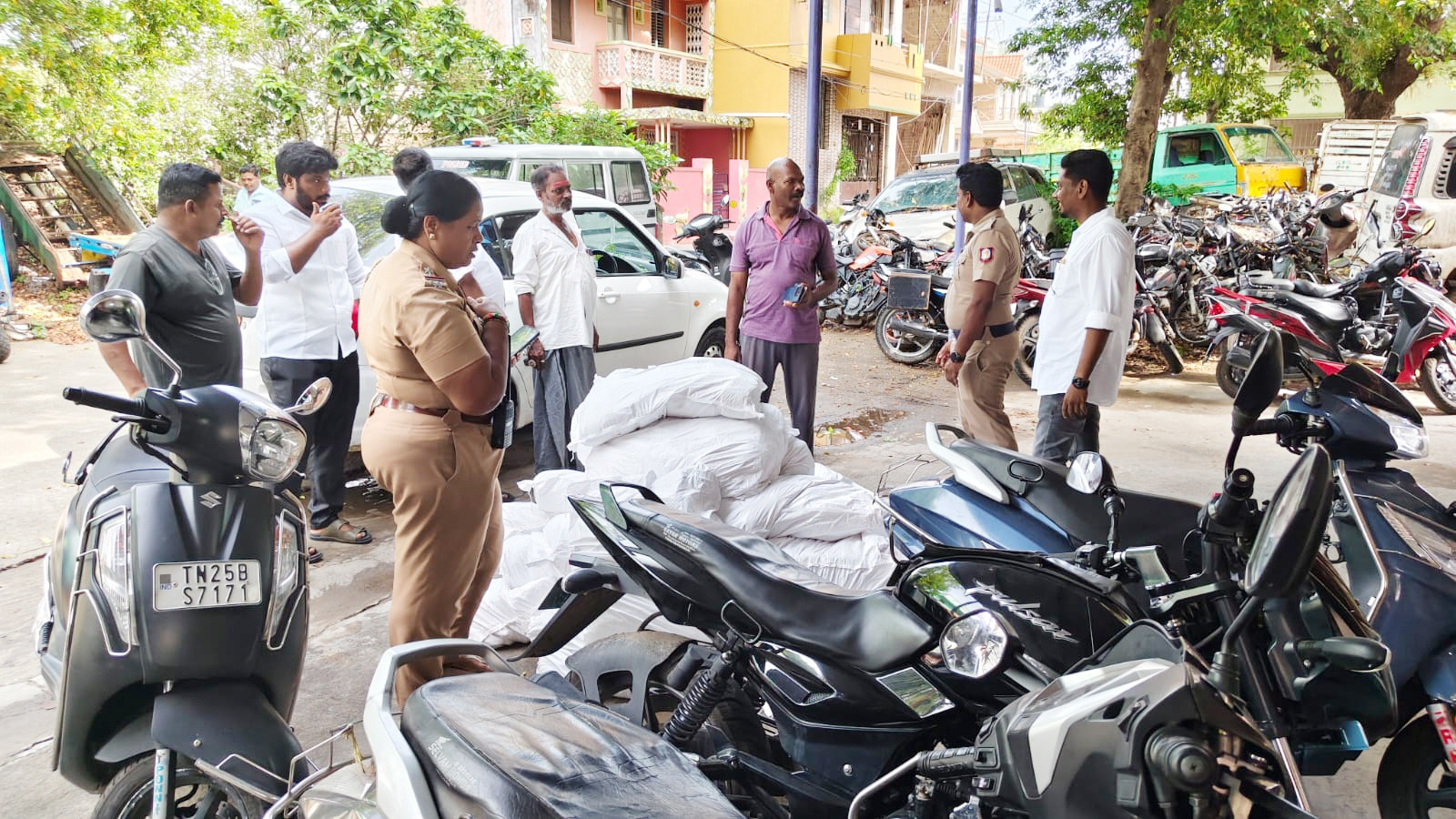 காரில் கடத்தப்பட்ட 275 கிலோபுகையிலைப் பொருட்கள் பறிமுதல்