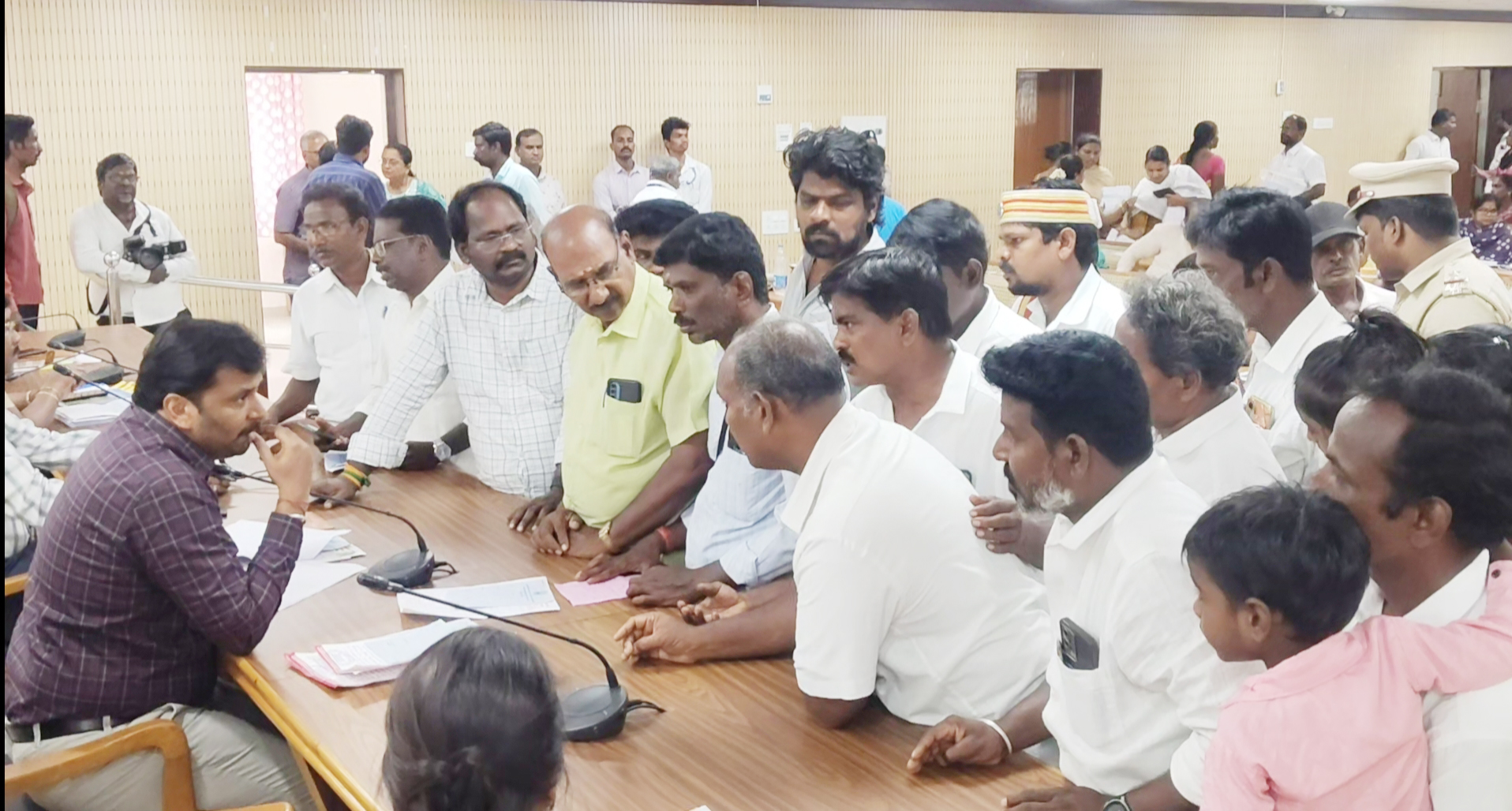 பொதுச்சாலை ஆக்கிரமிப்புகளை அகற்றக்கோரி குறைதீர்க்கும் கூட்டத்தில் தர்ணா போராட்டம்
