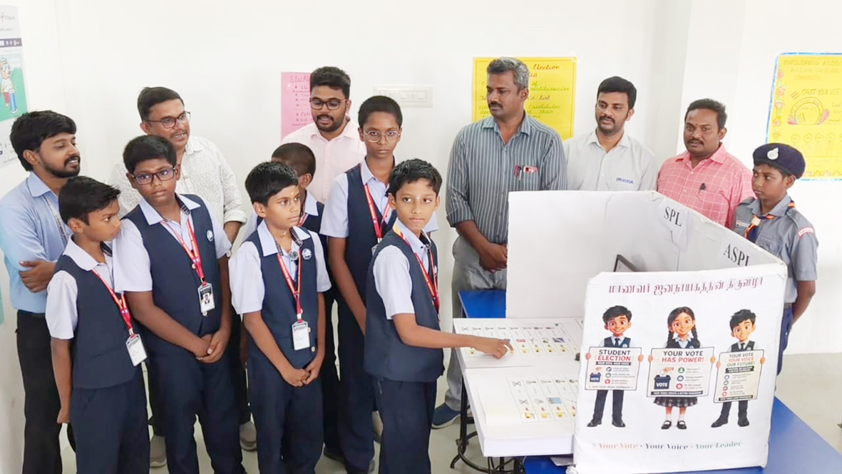 நவீன மின்னணு வாக்குப்பதிவு இயந்திரத்தை வடிவமைத்து பள்ளி மாணவர்கள் அசத்தல்