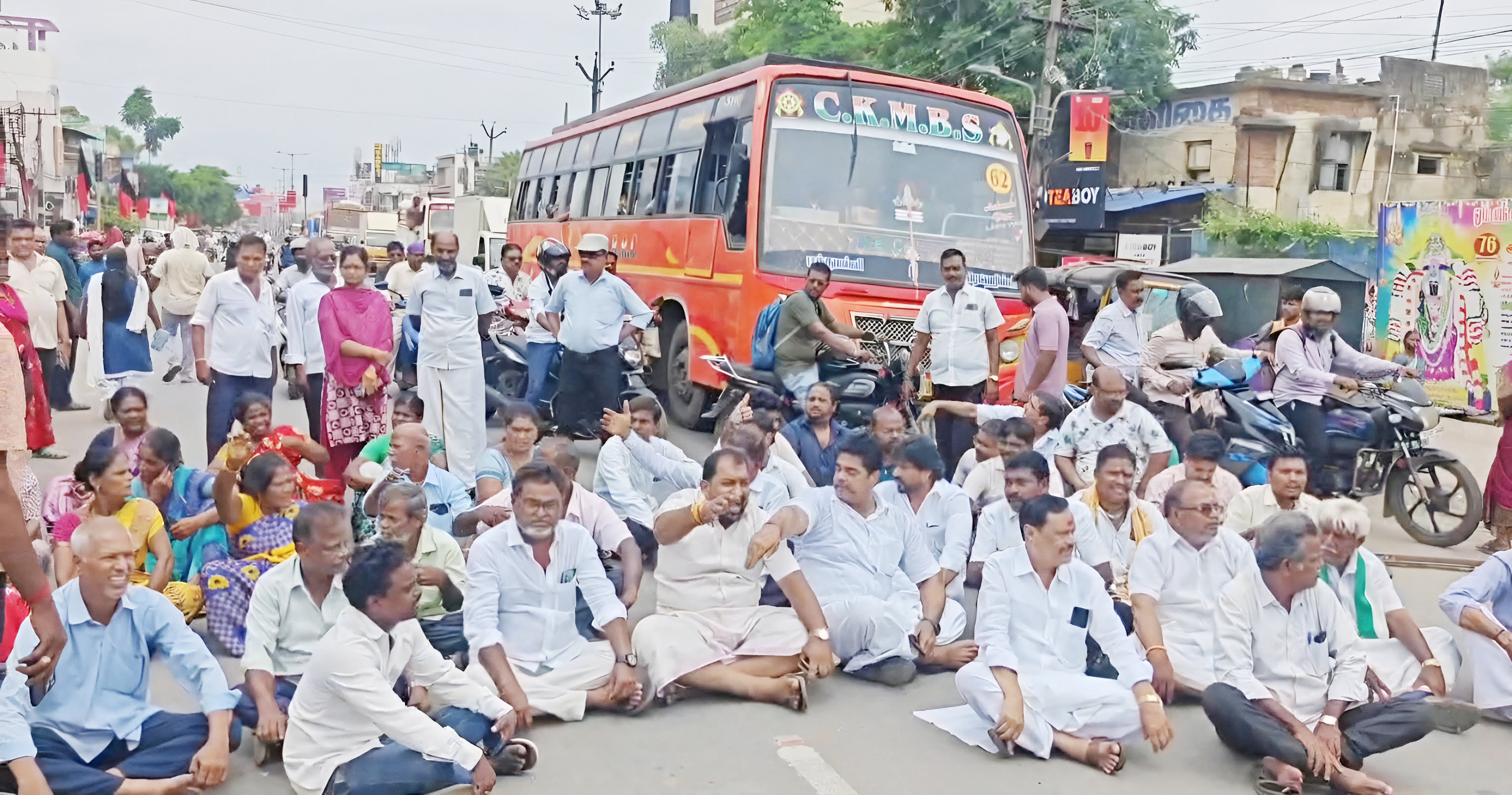 மழைநீர் வடிகால் பணியில் குளறுபடி ஆவடியில் வணிகர்கள் சாலை மறியல்