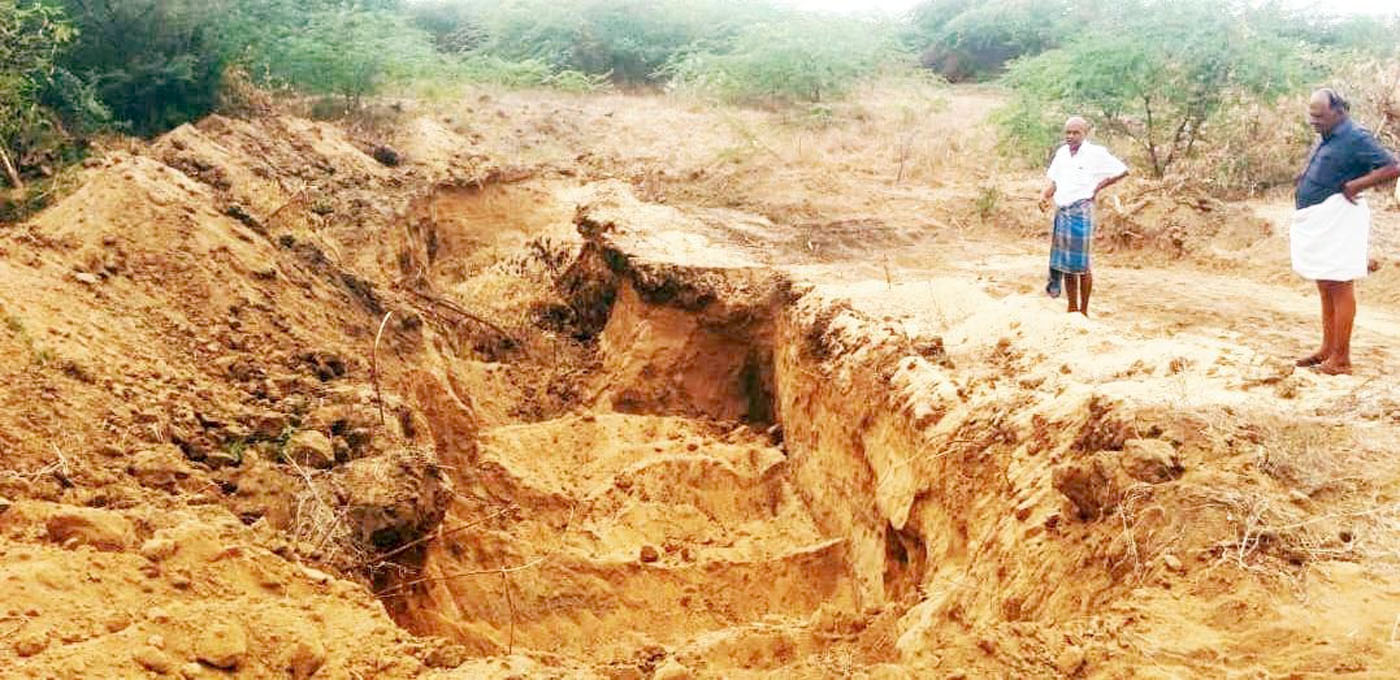 ஆற்றுப் புறம்போக்கில் ரூ.50 லட்சம் அளவில் மணல் கொள்ளை