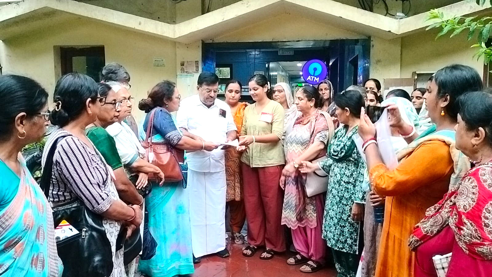 பெண்கள் அமைப்புக்களின் கூட்டமைப்பினர் ஆர். சச்சிதானந்தம் எம்.பி.யிடம் மனு அளிப்பு