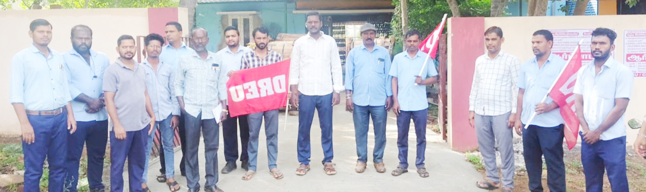 சீருடைக்கான தொகையை வழங்கக்கோரி ரயில்வே தொழிலாளர்கள் ஆர்ப்பாட்டம்!