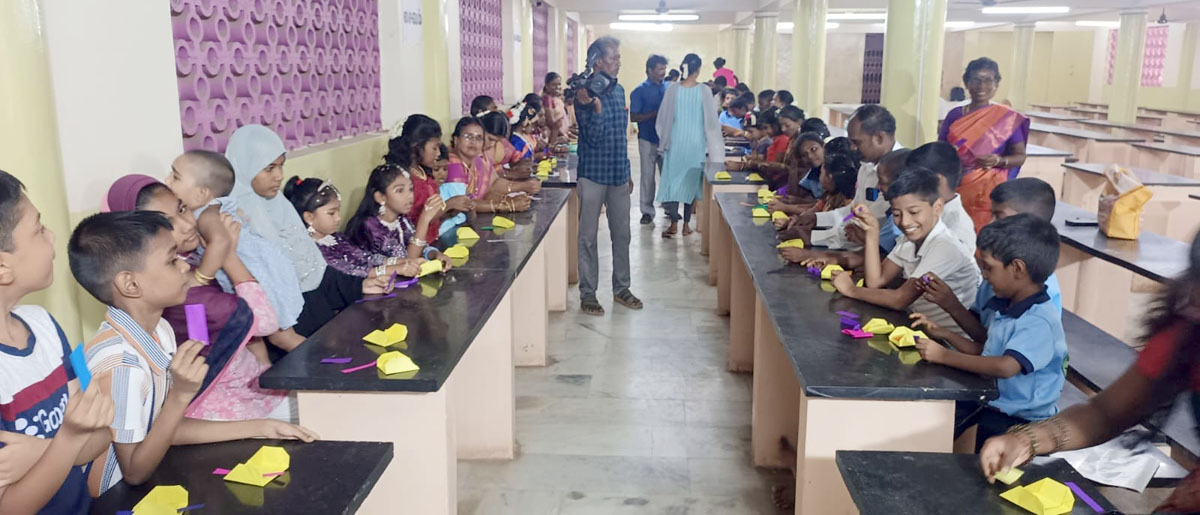 பரமக்குடியில் புத்தகத் திருவிழாவில் காகித மடிப்பு கலை பயிற்சி
