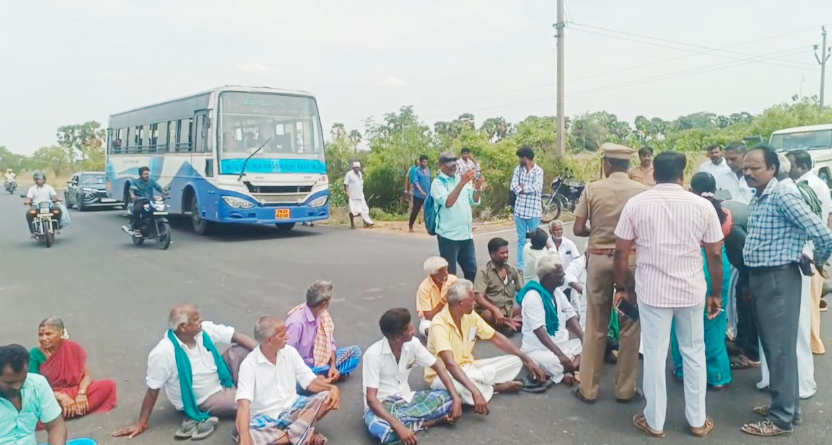 கொள்முதல் செய்த நெல்லுக்கு பணம் வழங்காத மத்தியஅரசு கொள்முதல் நிலையம்விவசாயிகள் சாலை மறியல்