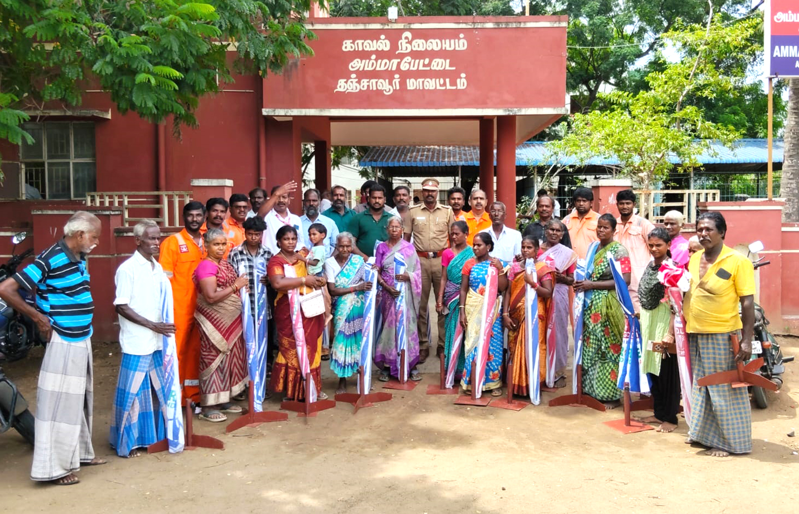சாலையோர சிறு வியாபாரிகளுக்கு குடைகள் வழங்கல்
