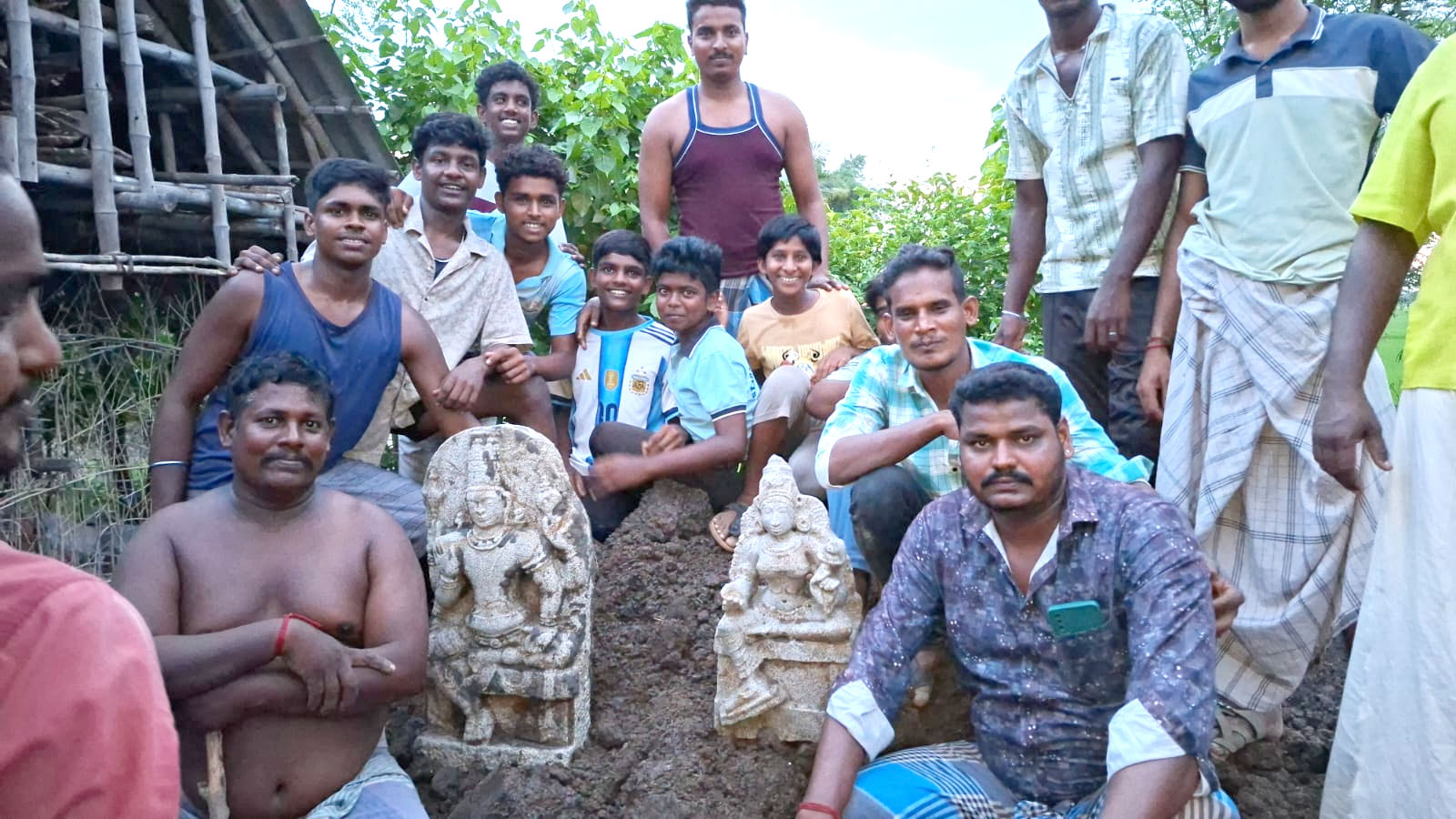 திருவையாறு அருகே குளம் அமைக்க பள்ளம் தோண்டிய போது இரண்டு கற்சிலைகள் கண்டெடுப்பு